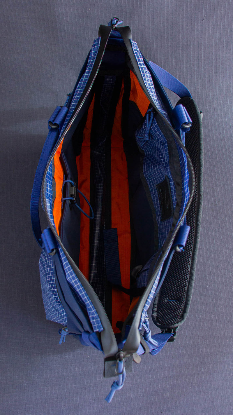 Messenger Tote V2 in Navy Blue