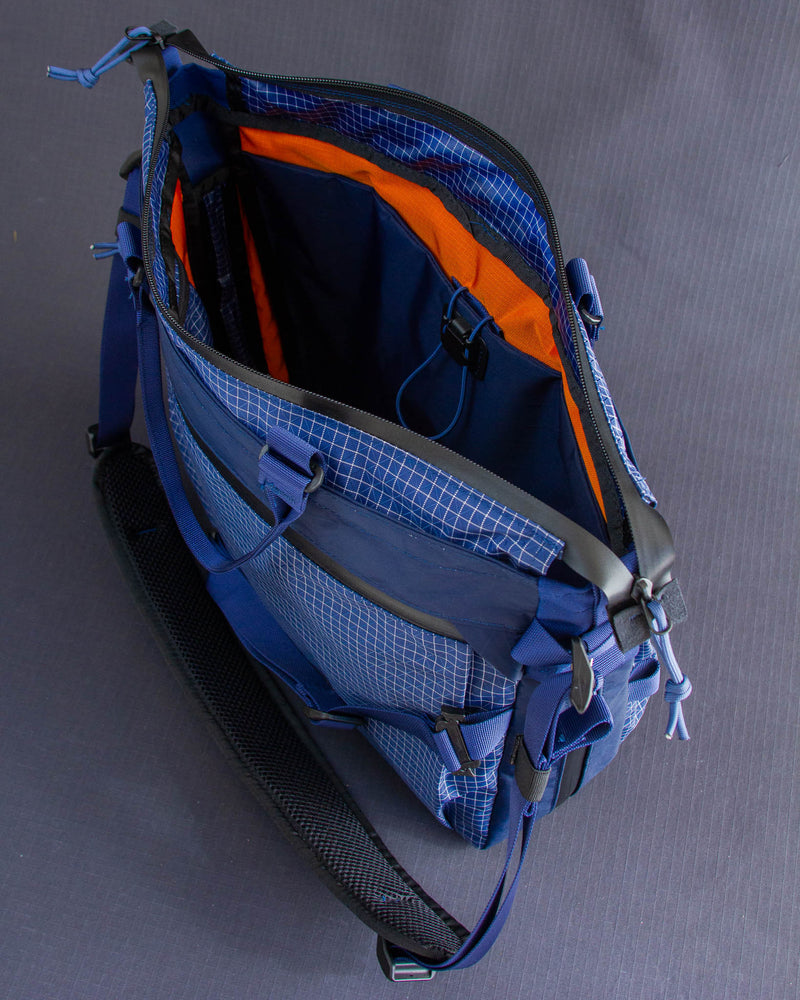 Messenger Tote V2 in Navy Blue