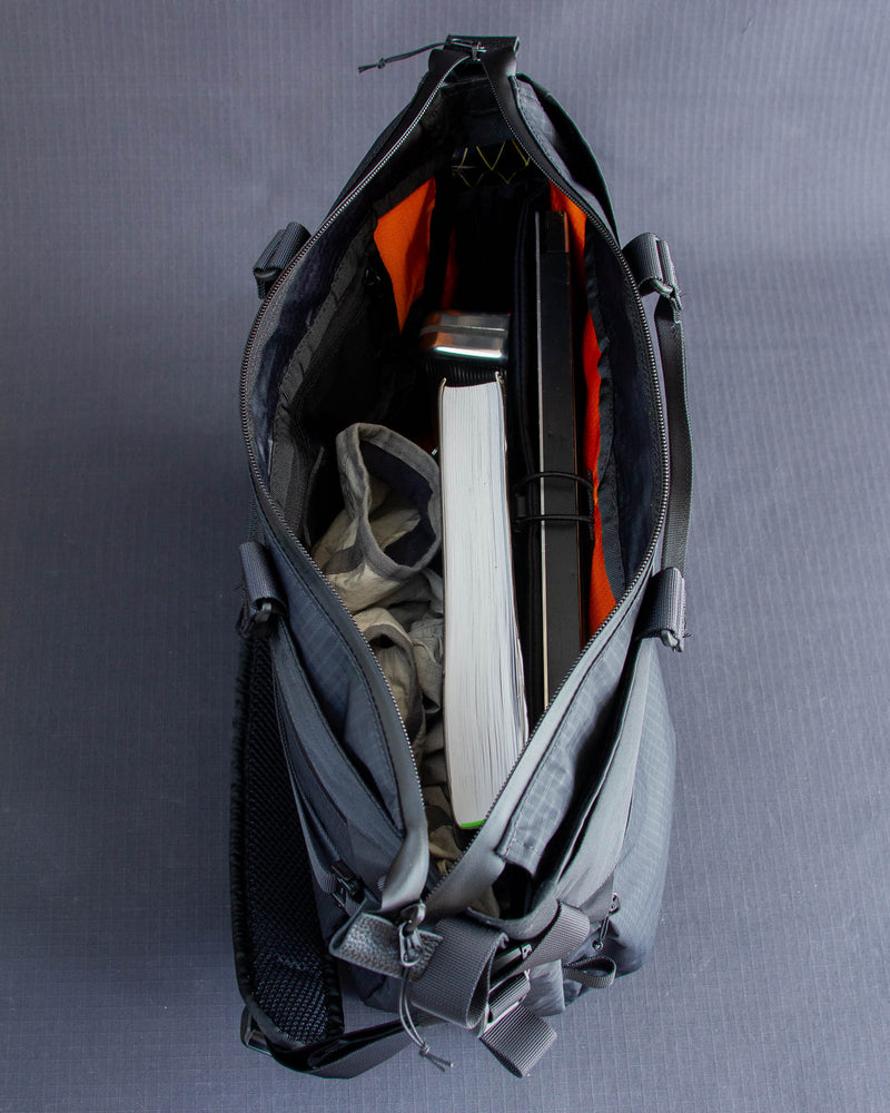 Messenger Tote V2 in Black