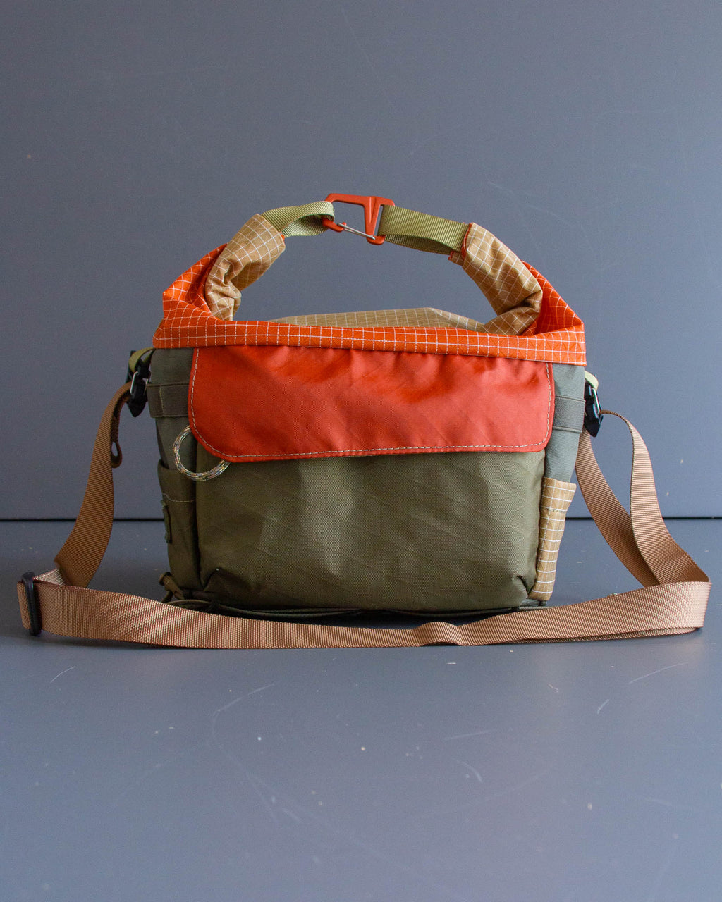 Chalk Bucket in Brick Red and Dark Olive – Route Unknown